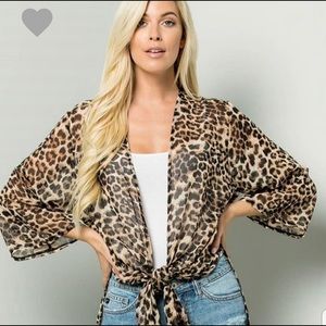 Light and flowie boho Leopard Kimono